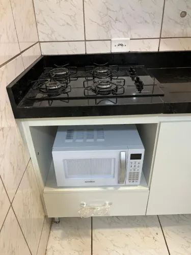 Apartamento térreo, dois quartos, totalmente mobiliado em condomínio fechado