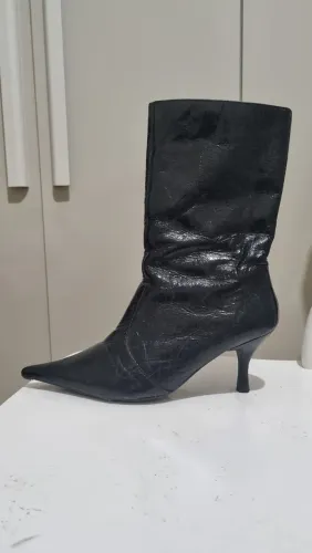 Bota de couro da marca naturali