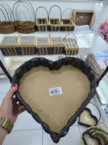 Cesta Sintética Coração Tam G para café da manhã decoração, presente.
