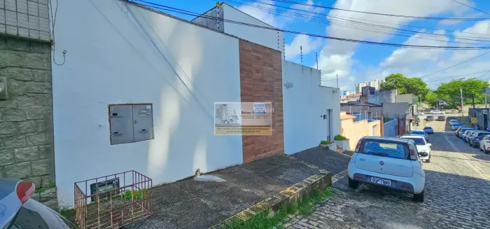 Centro Comercial com 12 salas disponíveis para venda ou locação no Barro Vermelho
