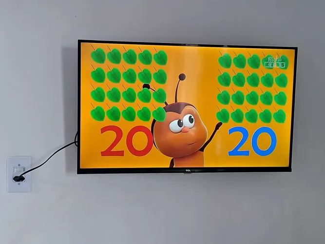 Vendo TV poucos meses de uso com 32 polegadas