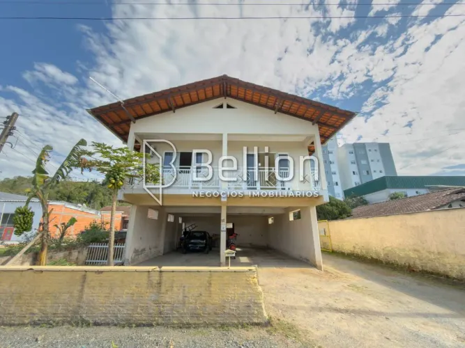 Casa à Venda no Bairro dos Estados, Timbó/SC 3 Quartos, Área de Festa e Potencial Comerci