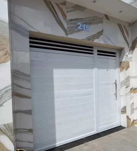 Portão de alumínio branco de garagem corrediço automático Recebemos seu usado!