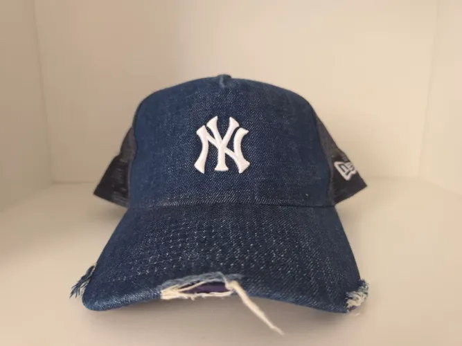 Boné New Era 9FORTY Yankees Jeans Destroyed Trucker - Snapback - Original MLB