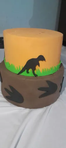 Bolo fake de dinossauro