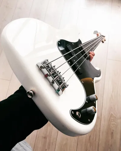 Baixo thinderbird e Squier Precision