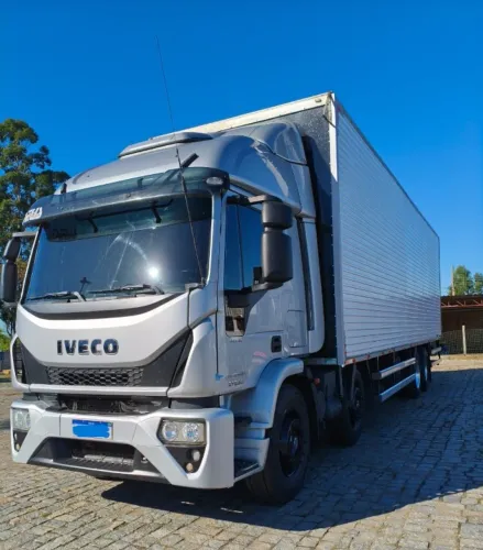 IVECO TECTOR 310E30CE BITRUCK 8X2 BAÚ 10.40MTS