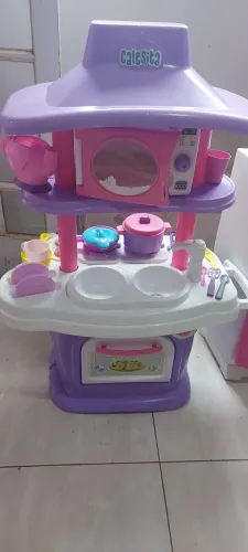 Cozinha e geladeira infantil com acessórios semi novo 200$$