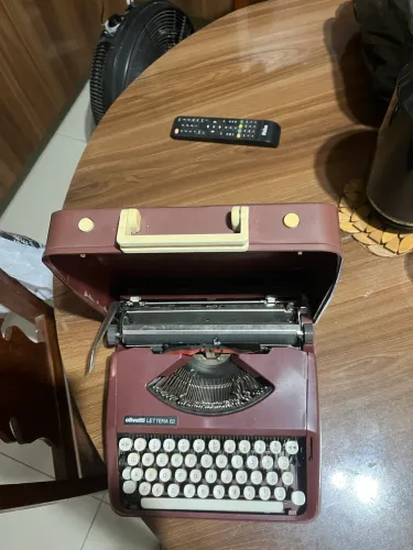 Maquina De Escrever Olivetti Lettera 82 Portátil Anos 80
