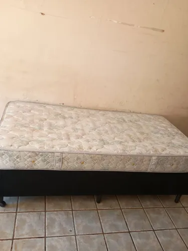 Vendo cama de solteiro 