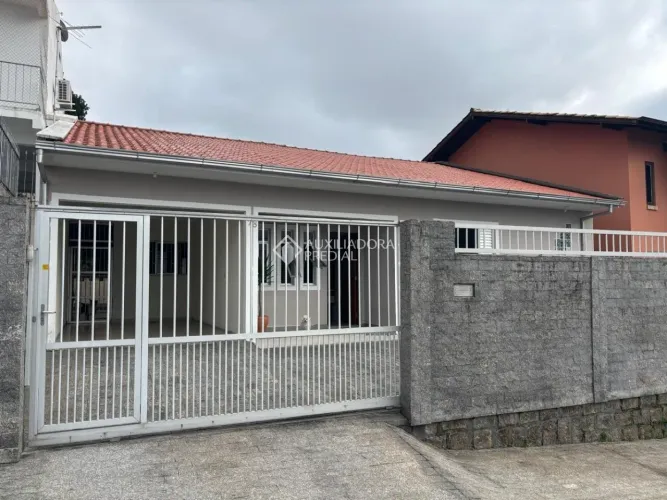 Casa com 4 quartos e area com churrasqueira no Centro de Sao Jose SC