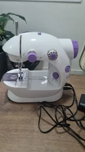 Mini máquina de costura lilás