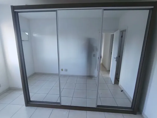 Guarda roupa grande três portas espelhado
