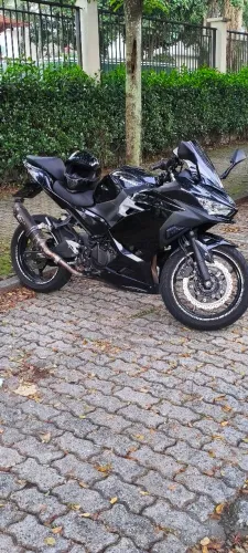 Kawasaki ninja 400 preta 2021.
