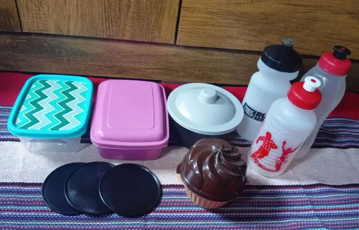 Dez peças variadas, quatro vasilhas plásticas, Três suporte para copos e três garrafas.
