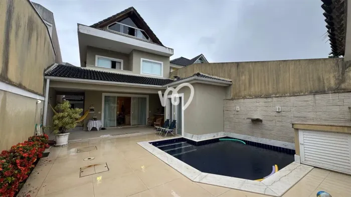 Casa à venda com 4 suítes na Barra da Tijuca por 2.650.000,00 - Condomínio Interlagos Qual