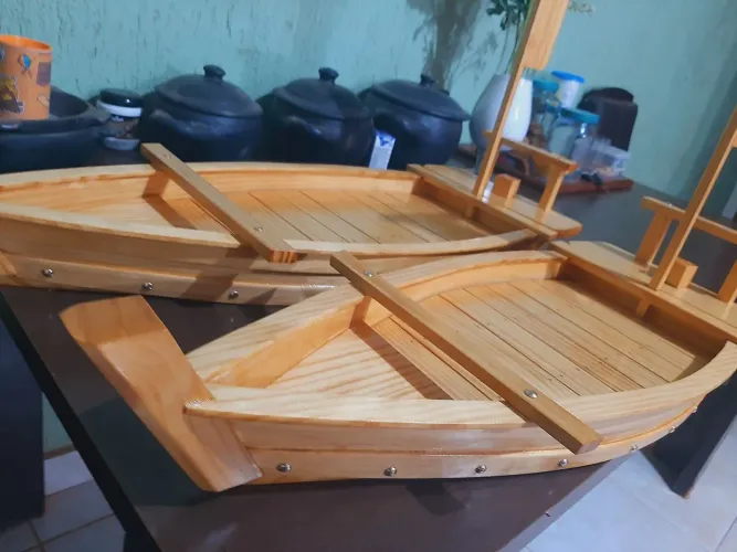 Barco de madeira para sushi 