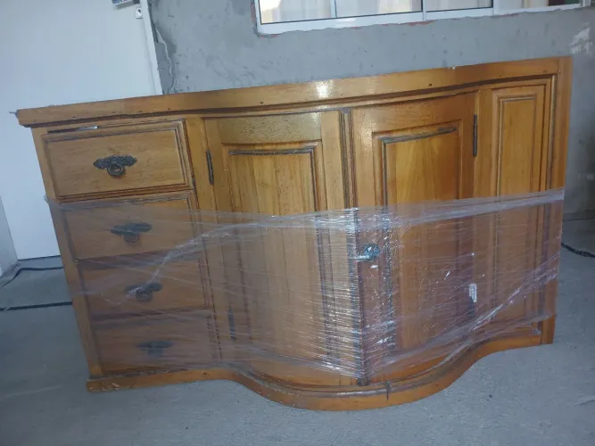 Gabinete de banheiro em madeira invernizado 70x120x48 cm.