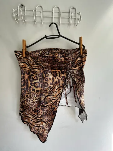 Conjunto de top e saia com estampa de onça