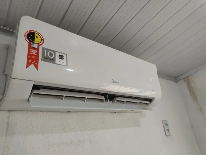 Ar-condicionado Midea de 12.000 BTUs, Inverter, em perfeito estado.