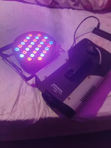 Vendo esta máquina de fumaça e esse jogo de luz em bom funcionamento.