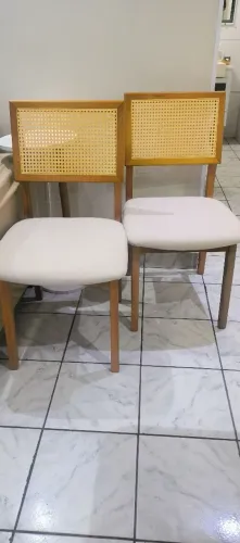 Kit 2 cadeiras para mesa de jantar em madeira maciça encosto tela Rattan assento estofado.