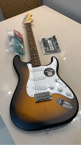 Guitarra Stratocaster Squier Debut (lacrada ) 