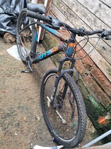 Esta é uma bicicleta GTS Pro M5 Urban aro 29, na cor preto com detalhes em laranja.
