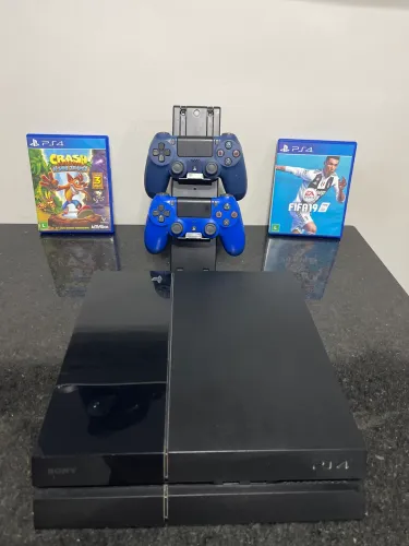 PS4 500GB + 2 Controles + FIFA 19 + Crash Bandicoot