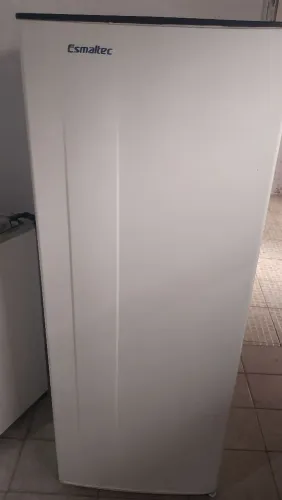 VENDO UMA GELADEIRA ESMALTEC