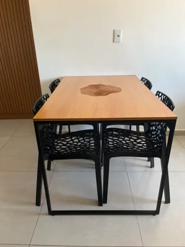 Mesa e cadeiras