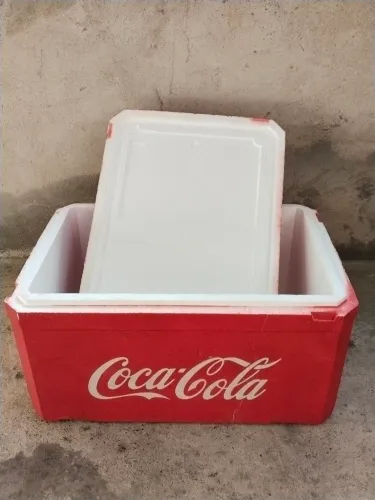 3 CAIXAS TERMICAS , 2 DA COLA , E 1 PEQUENA DA SPRITE.