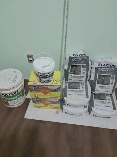 Sobra de materiais para instalação de piso vinílico - Primer