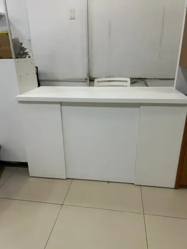 Mesa com gavetas em MDF