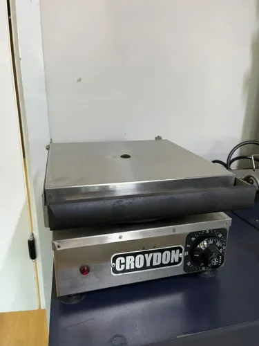 Máquina de Waffle Elétrica Redonda Simples MWRS 220V Croydon