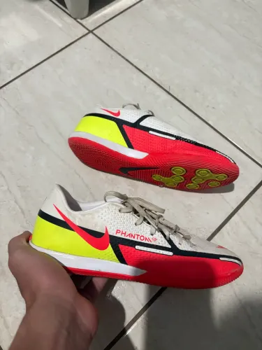 Chuteira Nike usada quase nova n37 150$ pra ir embora do jeito que está