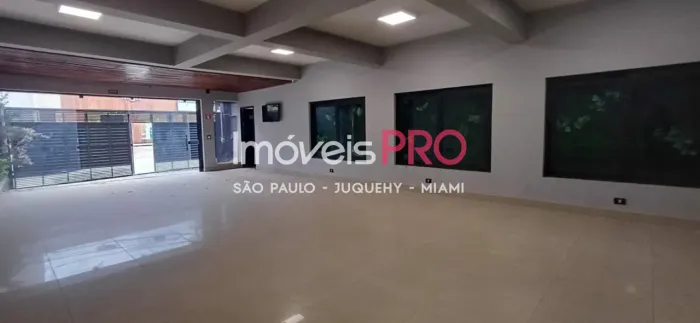 Prédio com 4 andares, todo reformado com 700m² em Moema Pássaros.