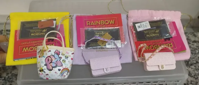 3 bolsas para boneca Rainbow High. Não vendo separado.Leia descrição
