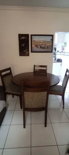 Mesa de madeira com quatro cadeiras 550,00
