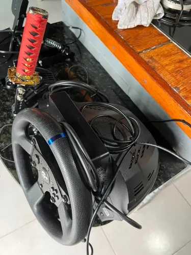 Volante Thrustmaster SEM PEDAL