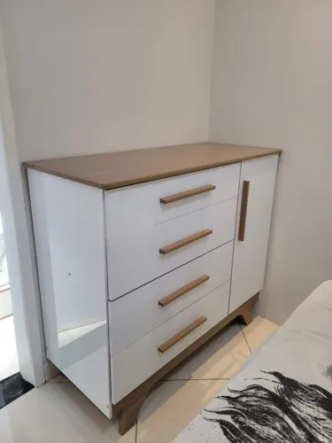 Cômoda infantil 4 gavetas e 1 porta 