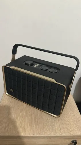 JBL Authentics 300