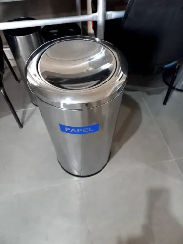 Lixeira com tampa basculante 54 litros