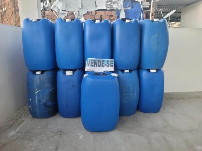 21 Bombonas de 50 litros.
