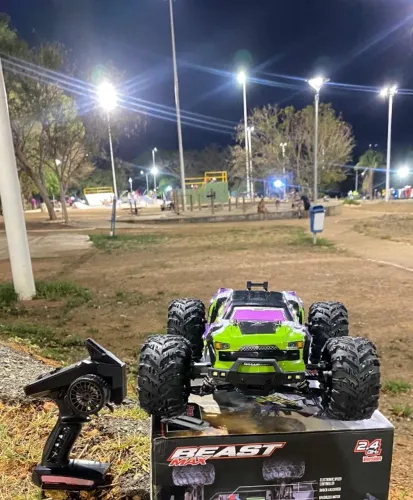 Carro Monster Controle  Traçao 4x4 Off-Road 50km/h- Suspensão independente e pneus borrach