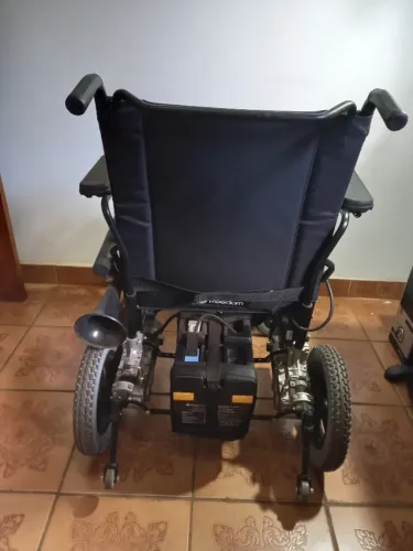 CADEIRA MOTORIZADA MARCA FREEDOM MODELO C13 TAMANHO GG SEMI-NOVA