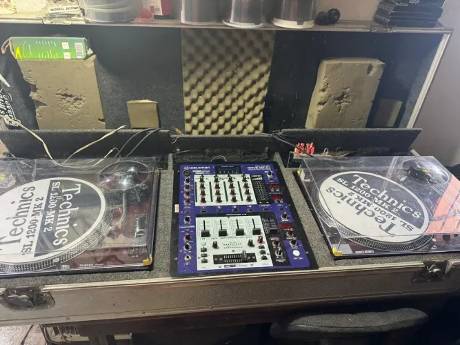 Dois toca-discos thechnics SL1200 Mk2 + 1RAVE Mix