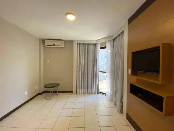 Apartamento mobiliado à venda em Florianópolis! Sacada, 1 quarto e 1 vaga - Bairro Centro.