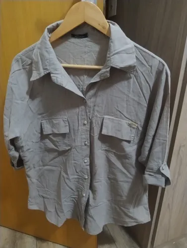 Blusa estilosa com desenho atrásde botões tecido leve.