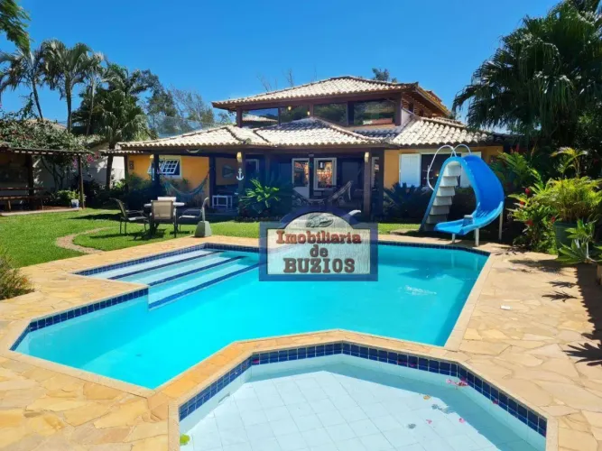 Excelente casa com grande jardim e piscina em Geriba Buzios